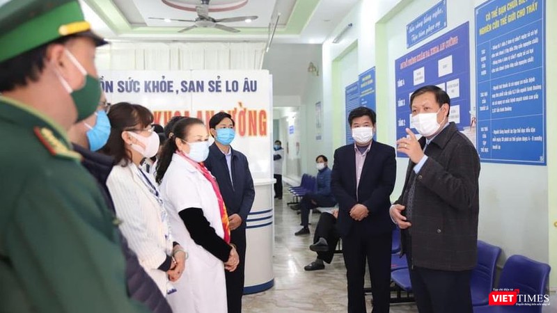 Thứ trưởng Bộ Y tế Đỗ Xuân Tuyên -trưởng đoàn công tác của Ban Chỉ đạo Quốc gia phòng, chống dịch COVID-19 đi kiểm tra địa bàn tỉnh Lào Cai (Ảnh: BYT) 