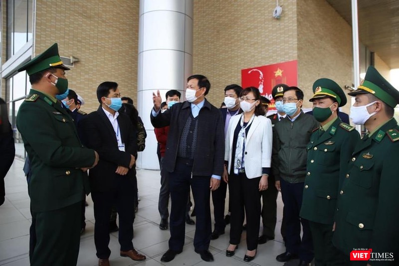 Đoàn kiểm tra làm việc tại các cửa khẩu của tỉnh Lào Cai (Ảnh: BYT)