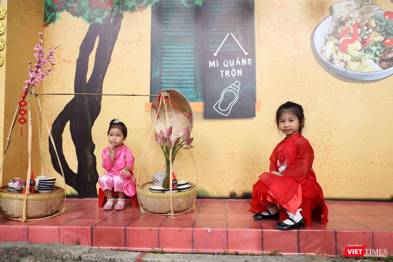 Các em nhỏ cũng hào hứng đi chơi xuân