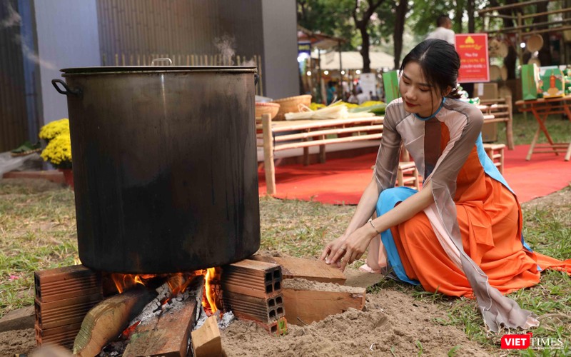 Luộc bánh chưng bánh Tét ở Lễ hội Tết Việt 2021