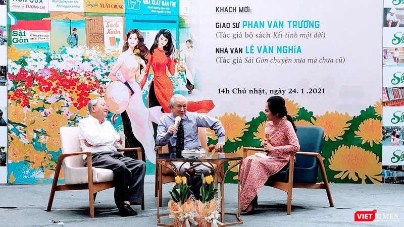 GS Phan Văn Trường (ngồi giữa), nhà văn Lê Văn Nghĩa (bên trái) bày tỏ tâm tình Tết xưa Tết nay và những trăn trở về giá trị trong xã hội hiện đại (Ảnh: Hoà Bình) GS Phan Văn Trường (ngồi giữa), nhà văn Lê Văn Nghĩa (bên trái) bày tỏ tâm tình Tết xưa Tết nay và những trăn trở về giá trị trong xã hội hiện đại (Ảnh: Hoà Bình)