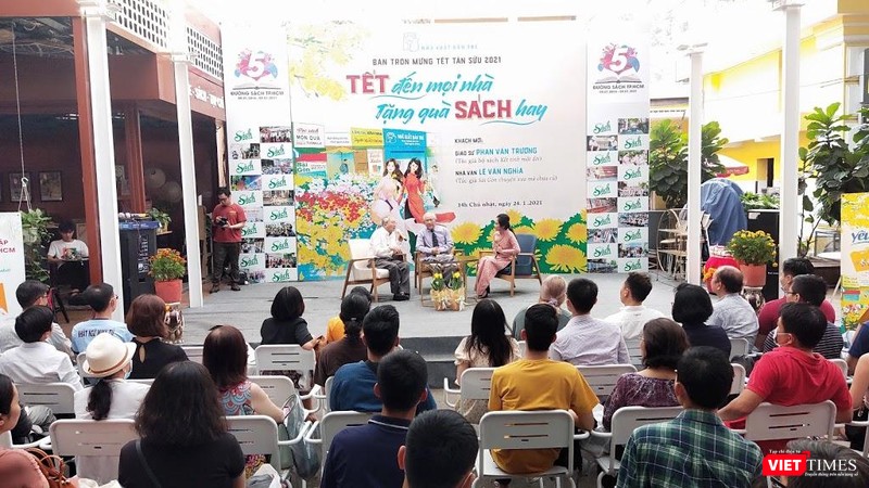 Cuộc trò chuyện với GS Phan Văn Trường và nhà văn Lê Văn Nghĩa thu hút rất đông bạn đọc trẻ tham dự (Ảnh: Hoà Bình) Cuộc trò chuyện với GS Phan Văn Trường và nhà văn Lê Văn Nghĩa thu hút rất đông bạn đọc trẻ tham dự (Ảnh: Hoà Bình)