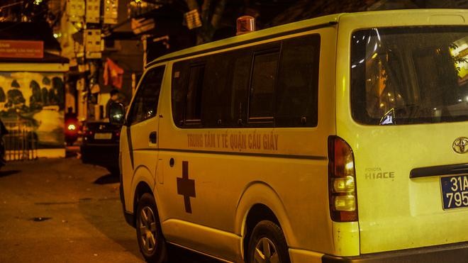 Lực lượng chắc năng đưa bệnh nhân đi cách ly điều trị