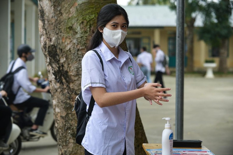 Đặt nước rửa tay để học sinh khử khuẩn thường xuyên Đặt nước rửa tay để học sinh khử khuẩn thường xuyên