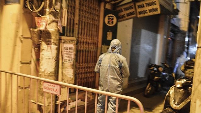 Phong toả, kiểm soát, kiểm tra dịch tễ với người dân sống trong ngõ 92 Nguyễn Khánh Toàn (Ảnh: CTV)