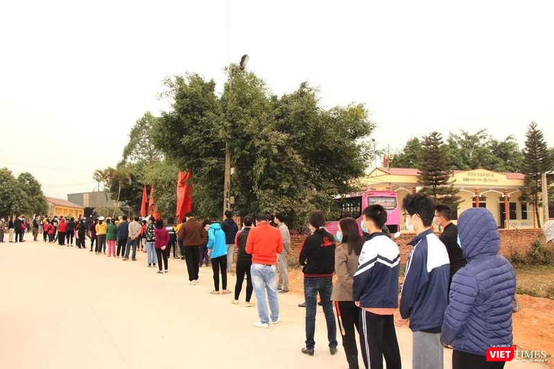 Người dân khi tham gia lấy mẫu xét nghiệm như đứng giãn cách 2m, đeo khẩu trang y tế đúng quy cách