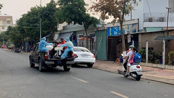 Lực lượng chức năng phun khử khuẩn toàn bộ khu vực xung quanh Đại học Thủ Dầu Một (Bình Dương)