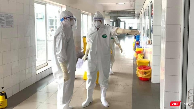 Điều trị bệnh nhân COVID-19 tại BV Dã chiến (Ảnh: CTV)