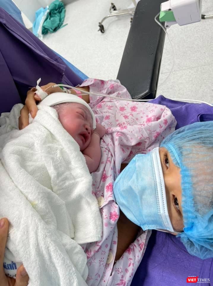 Bé gái ra đời sáng sớm ngày hôm nay 1/2 (Ảnh: BVCC)