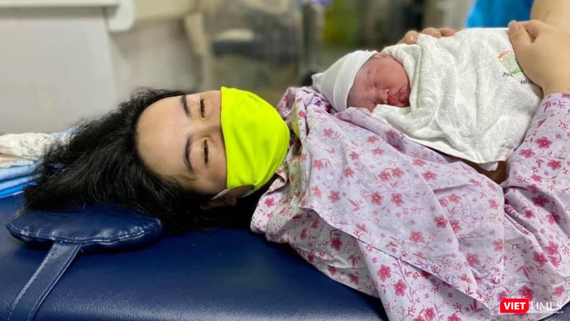 Thiên thần nhỏ chào đời trong khu cách ly Quảng Ninh (Ảnh: BVCC) 