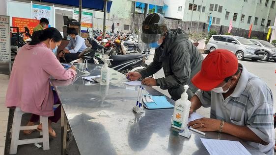 Người dân đến khám chữa bệnh làm thủ tục khai báo y tế tại bệnh viện trên địa bàn TP.HCM (Ảnh: Thu Hiến)