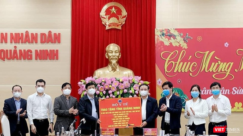 Thay mặt Bộ Y tế, Bộ trưởng Nguyễn Thanh Long trao tặng các trang thiết bị y tế phòng chống dịch cho tỉnh Quảng Ninh Ảnh: Trần Minh Thay mặt Bộ Y tế, Bộ trưởng Nguyễn Thanh Long trao tặng các trang thiết bị y tế phòng chống dịch cho tỉnh Quảng Ninh Ảnh: Trần Minh