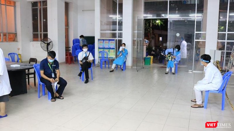 Lấy mẫu xét nghiệm cho nhân viên sân bay Tân Sơn Nhất suốt đêm 7/2 Lấy mẫu xét nghiệm cho nhân viên sân bay Tân Sơn Nhất suốt đêm 7/2