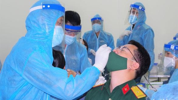 Xét nghiệm trên diện rộng toàn bộ 1.800 nhân viên của bệnh viện Quân Y 175 và hơn 8.000 nhân viên sân bay Tân Sơn Nhất kéo dài xuyên mấy đêm nay - Ảnh- TRẦN CHÍNH