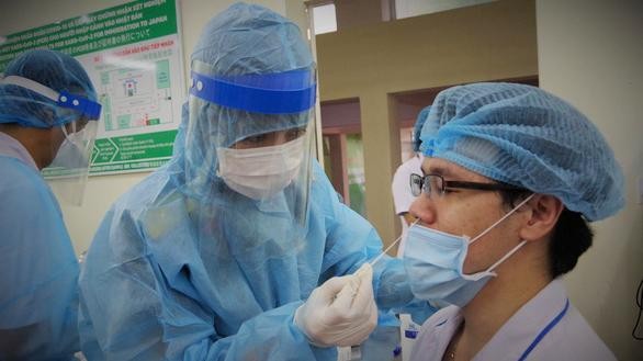 Xét nghiệm hơn 1.800 nhân viên y tế Bệnh viện Quân Y 175 (Ảnh: Trần Chính)