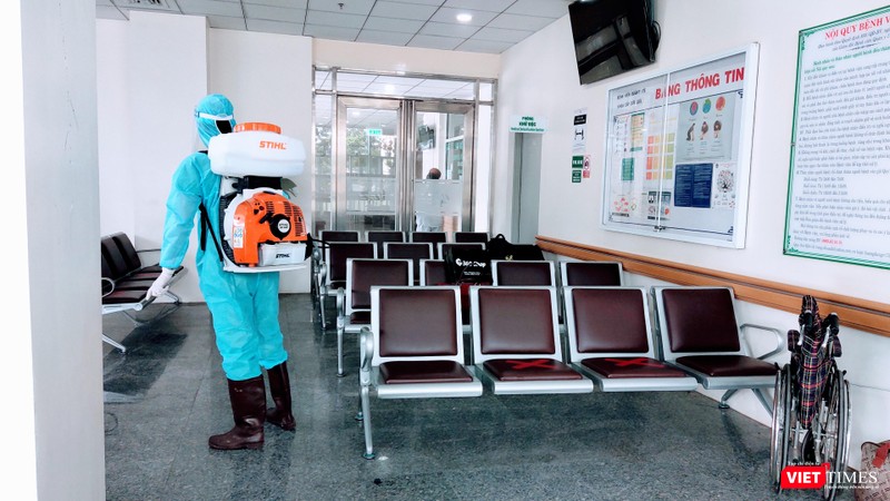 BV Quân y 175 thực hiện khử khuẩn nhiều khu vực có bệnh nhân đến khám (Ảnh: Hoà Bình) BV Quân y 175 thực hiện khử khuẩn nhiều khu vực có bệnh nhân đến khám (Ảnh: Hoà Bình)