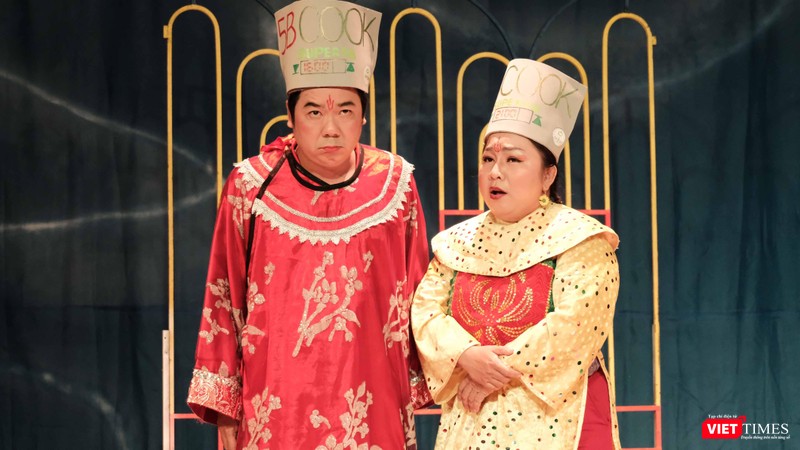 Nghệ sĩ Chánh Trực và Kim Đào trong vai Táo ông, Táo bà (Ảnh: Quang Huy)