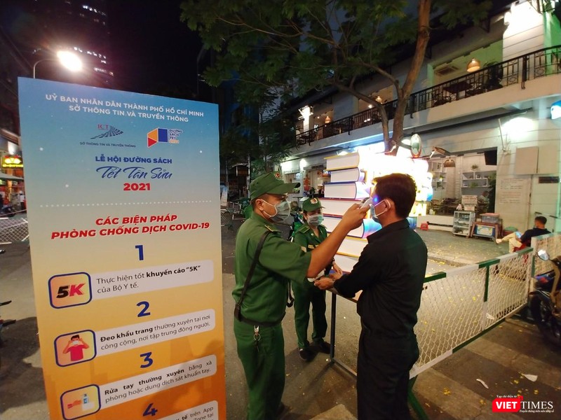 Lực lượng chức năng thực hiện đo thân nhiệt, rửa tay sát khuẩn tại nhiều địa điểm