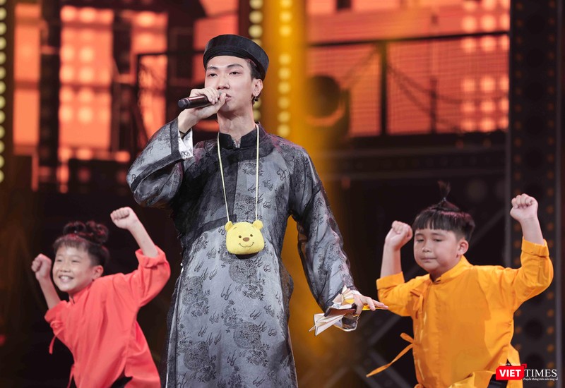 Để nhạc rap Việt hòa được dòng chảy chung toàn cầu, mang những dấu ấn riêng của Việt Nam có lẽ cũng là chặng đường còn khá xa Để nhạc rap Việt hòa được dòng chảy chung toàn cầu, mang những dấu ấn riêng của Việt Nam có lẽ cũng là chặng đường còn khá xa