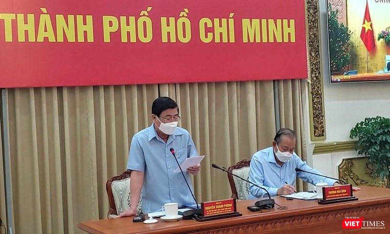 Chủ tịch UBND TP Hồ Chí Minh Nguyễn Thành Phong báo cáo tại cuộc họp. Cùng dự cuộc họp tại đầu cầu TP.HCM có Phó Thủ tướng Thường trực Chính phủ Trương Hòa Bình. Ảnh: TTBC Chủ tịch UBND TP Hồ Chí Minh Nguyễn Thành Phong báo cáo tại cuộc họp. Cùng dự cuộc họp tại đầu cầu TP.HCM có Phó Thủ tướng Thường trực Chính phủ Trương Hòa Bình. Ảnh: TTBC
