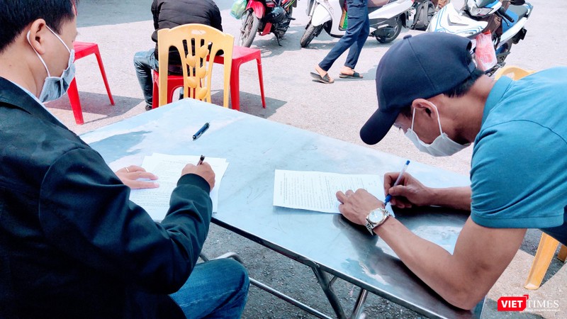 Khai báo y tế trên bản giấy không liên thông với các hệ thống quản lý của Bộ Y tế (Ảnh: Hoà Bình) Khai báo y tế trên bản giấy không liên thông với các hệ thống quản lý của Bộ Y tế (Ảnh: Hoà Bình)