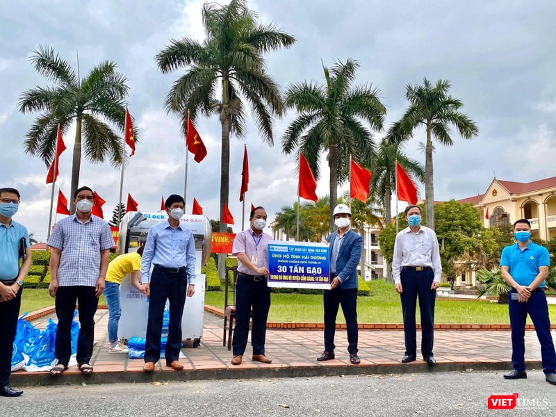 Riêng tập đoàn Hoà Bình trao tặng bà con Hải Dương 30 tấn gạo