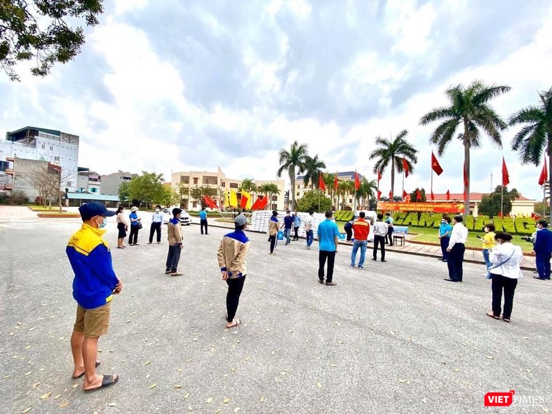 Người dân Hải Dương đến nhận gạo từ các cây ATM Gạo nghĩa tình