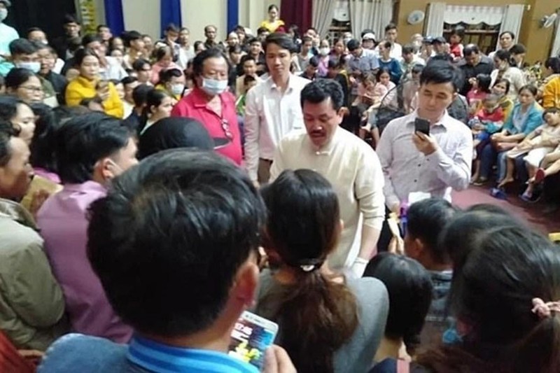 Ông Võ Hoàng Yên trong một lần chữa bệnh cho người dân huyện Tiên Phước (Quảng Nam). Ảnh CTV