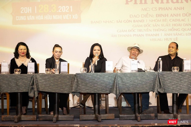 Như Quỳnh trả lời các câu hỏi của phóng viên báo chí Như Quỳnh trả lời các câu hỏi của phóng viên báo chí