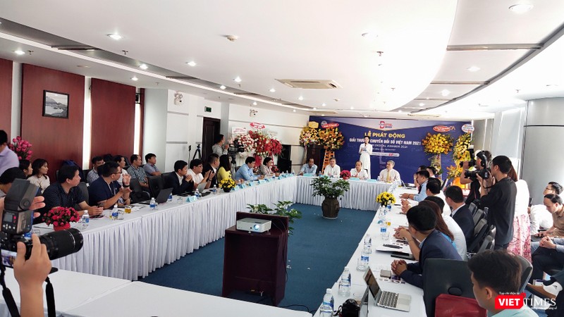 Toàn cảnh cuộc họp báo phát động Giải thưởng chuyển đổi số Việt Nam tại Đà Nẵng đang diễn ra với sự tham dự của hàng trăm đại biểu, chuyên gia, doanh nghiệp quan tâm chuyển đổi số (Ảnh: Hoà Bình)