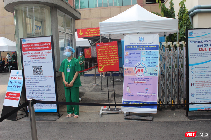 Cổng sàng lọc COVID-19 người bệnh đến khám tại cổng số 5