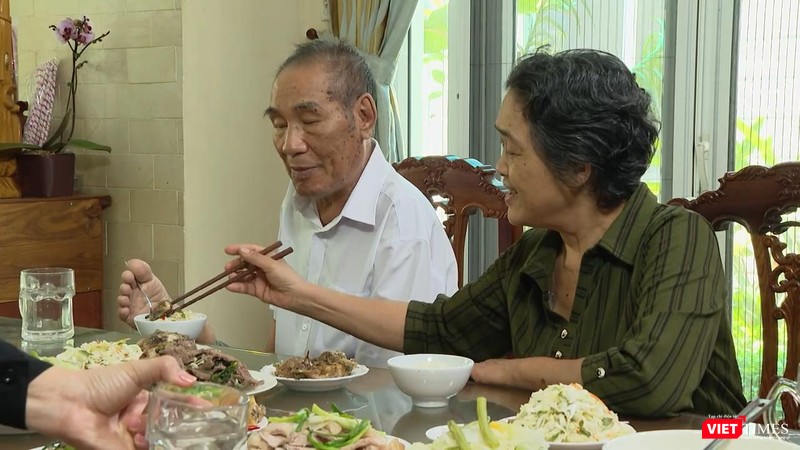 Nhà giáo ưu tú Nguyễn Ngọc Ký và người vợ hiện tại (Ảnh MCV)