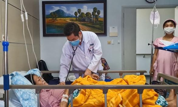 Ngoài điều hành bệnh viện, bác sĩ Tôn Thanh Trà tham gia làm công tác chuyên môn thăm khám cùng đồng nghiệp giữa lúc Campuchia đang là tâm dịch COVID-19 - Ảnh: N.H. Ngoài điều hành bệnh viện, bác sĩ Tôn Thanh Trà tham gia làm công tác chuyên môn thăm khám cùng đồng nghiệp giữa lúc Campuchia đang là tâm dịch COVID-19 - Ảnh: N.H.