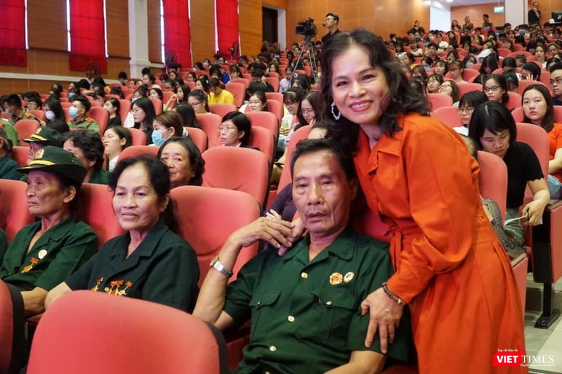 Những cựu thanh niên xung phong của tuyến đường 1C về dự ra mắt cuốn sách