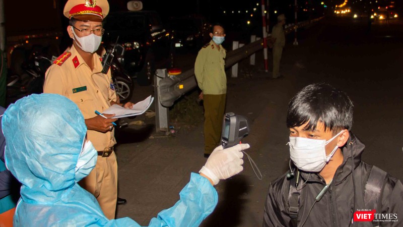 Đo thân nhiệt từng người di chuyển vào TP.HCM tại chốt kiểm soát dịch