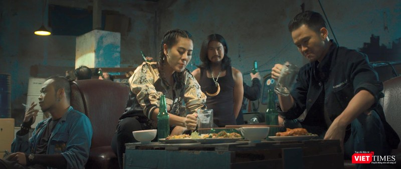 “Bông hồng lửa” có sự tham gia của các diễn viên: Nam Thư, Hoàng Phi, Hùng Chilhyun, Lê Quốc Nam, Lợi Trần… - Ảnh: ĐPCC