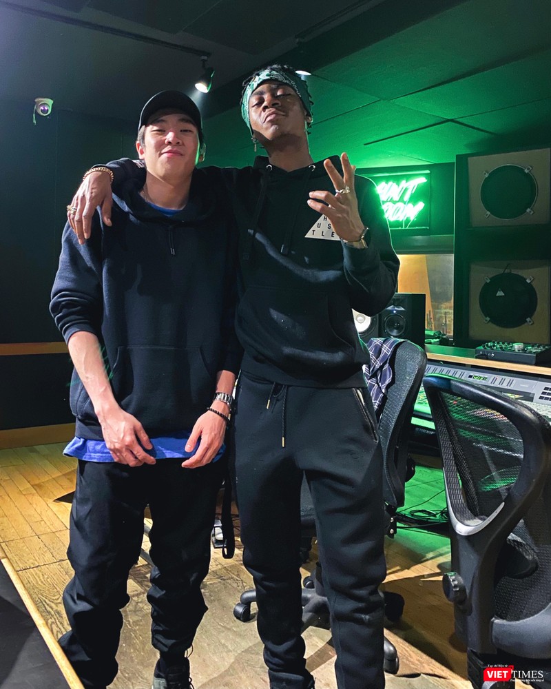 Chris và nghệ sĩ R.J Cyler - Ảnh: NSCC