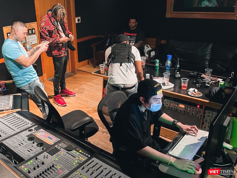 Chris Nguyễn và các kỹ sư âm thanh trong phòng thu