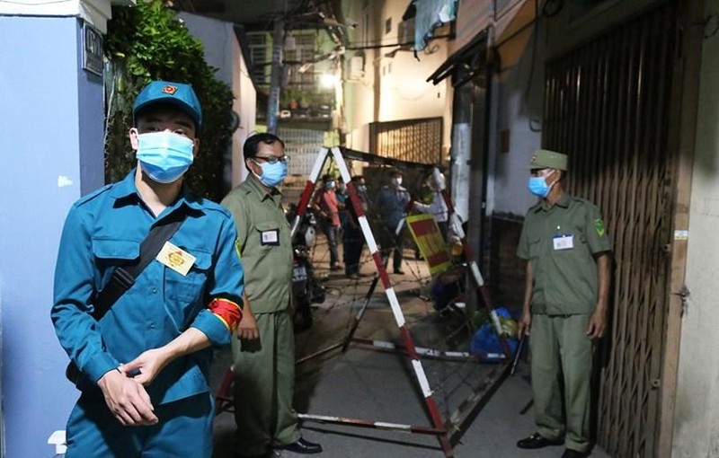 Khu vực gần nơi sinh hoạt của Hội thánh Truyền giáo Phục hưng bị cơ quan chức năng phong toả, khuya 26/5. Ảnh: Đình Văn. Khu vực gần nơi sinh hoạt của Hội thánh Truyền giáo Phục hưng bị cơ quan chức năng phong toả, khuya 26/5. Ảnh: Đình Văn.