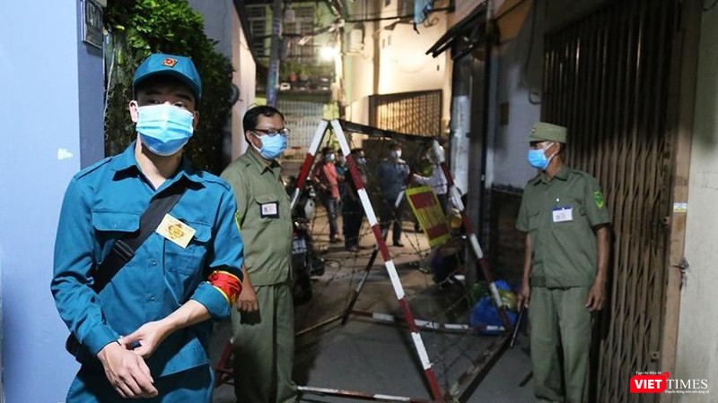 Lực lượng chức năng phong toả khu vực gần nơi sinh hoạt của Hội thánh truyền giáo Phục Hưng. Ảnh: Đình Văn