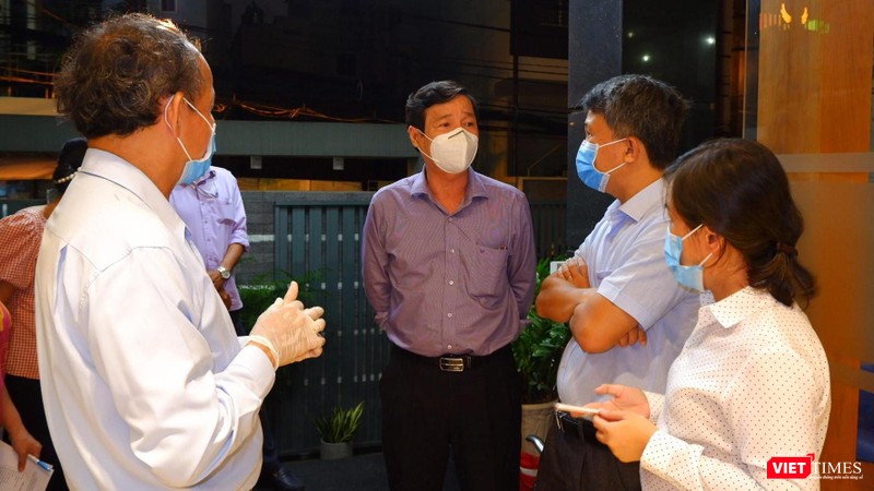 BS Nguyễn Hữu Hưng, Phó GĐ Sở Y tế cùng lực lượng chức năng truy vết ca nhiễm liên quan Hội thánh truyền giáo Phục Hưng - Ảnh: CDC TP.HCM BS Nguyễn Hữu Hưng, Phó GĐ Sở Y tế cùng lực lượng chức năng truy vết ca nhiễm liên quan Hội thánh truyền giáo Phục Hưng - Ảnh: CDC TP.HCM