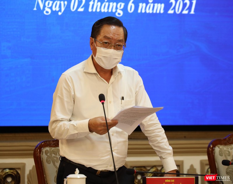 Giám đốc Sở Y tế Nguyễn Tấn Bỉnh báo cáo tại cuộc họp. Ảnh: Huyền Mai