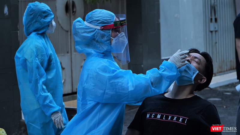 Lấy mẫu giám sát tại khu vực liên quan bệnh nhân COVID-19 thuộc chùm lây nhiễm nhóm truyền giáo Phục Hưng (Ảnh: HCDC)