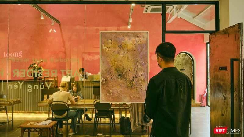 Hứa Vĩ Văn triển lãm hội họa giữa mùa dịch COVID-19 hoành hành dữ dội, khách tham dự phải đảm bảo công tác phòng dịch (Ảnh: NI) 