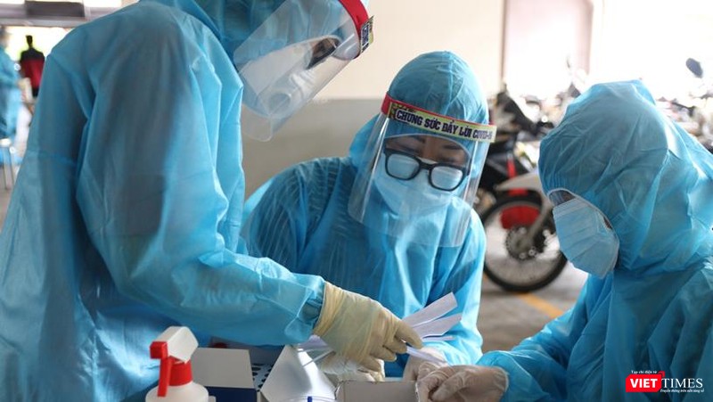 Lấy mẫu xét nghiệm trong vùng phong toả vì BN COVID-19 (Ảnh: HCDC) 