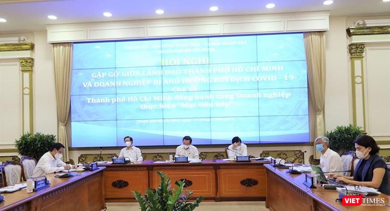 Toàn cảnh hội nghị gặp gỡ trực tuyến giữa lãnh đạo TP và Doanh nghiệp bị ảnh hưởng bởi dịch Covid-19. Ảnh: Huyền Mai