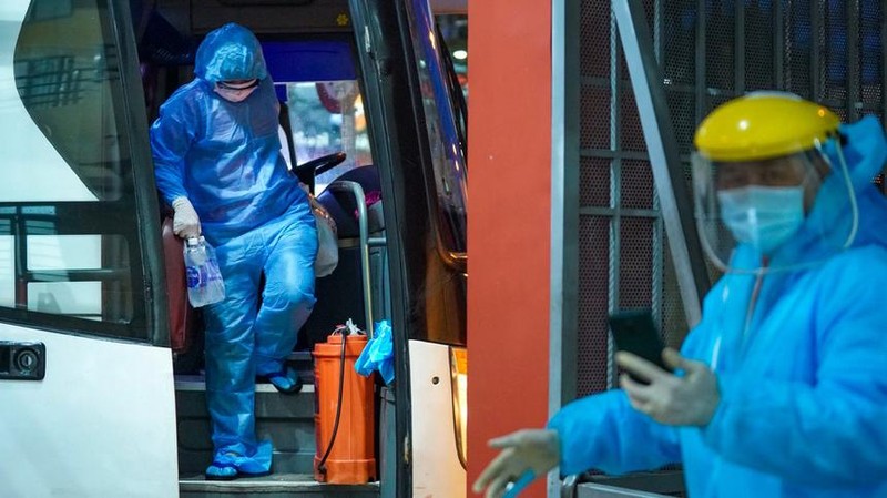 Công tác cách ly, khoanh vùng được tiến hành khẩn cấp - Ảnh: Zing