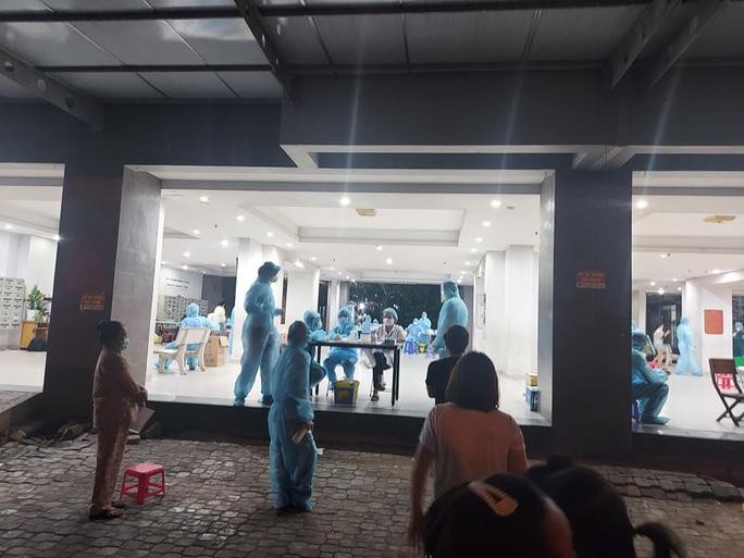 Cư dân cụm chung cư Ehome 3 thuộc toà nhà A3, A4 lấy mẫu xét nghiệm. Ảnh: NLD