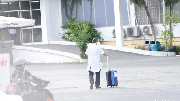 BS Nguyễn Văn Vĩnh Châu - GĐ Bệnh viện kéo vali vào bệnh viện (Ảnh Duyên Phan)