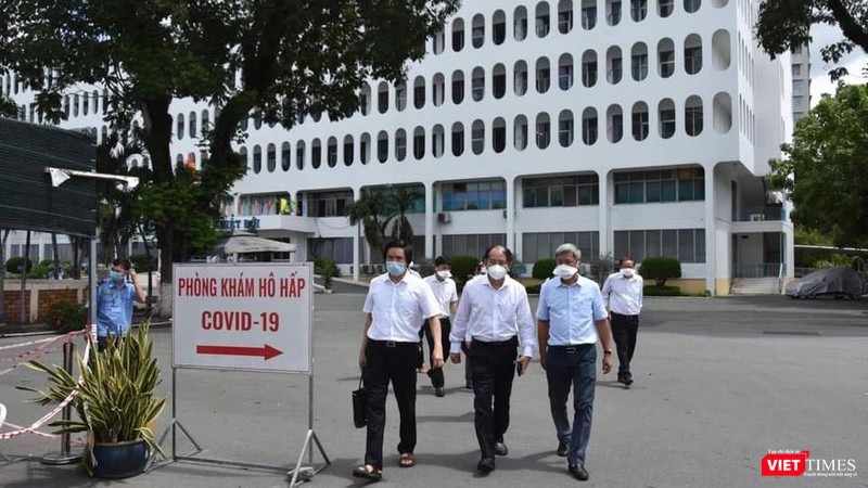 Đoàn công tác Bộ Y tế làm việc với BV Bệnh Nhiệt đới TP.HCM - Ảnh: Khôi Nguyễn